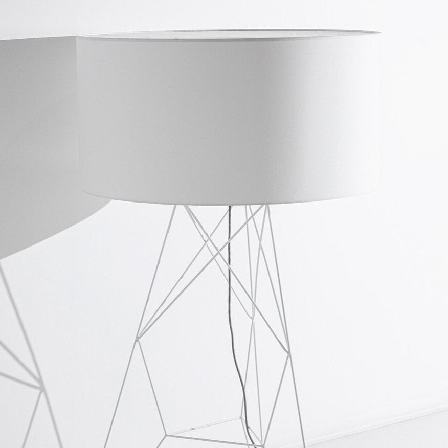 Candeeiro de parede Porventura Tension com design moderno e elegante, braço ajustável e instalação na parede.