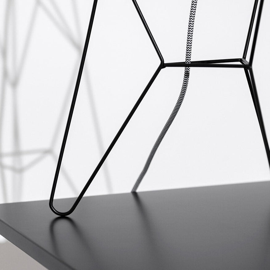 Candeeiro Porventura Tension com um design moderno e elegante, com um braço metálico curvo e foco ajustável.