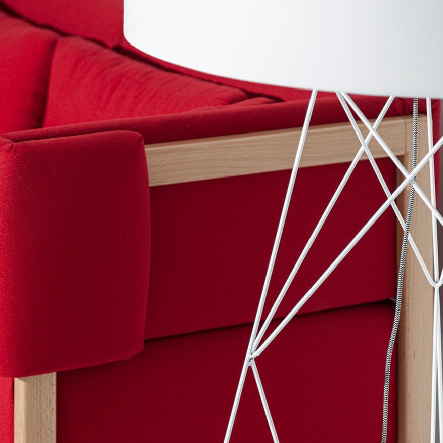 Candeeiro Porventura Tension com um design moderno e elegante, apresentando um formato curvo e suave com acabamento mate.