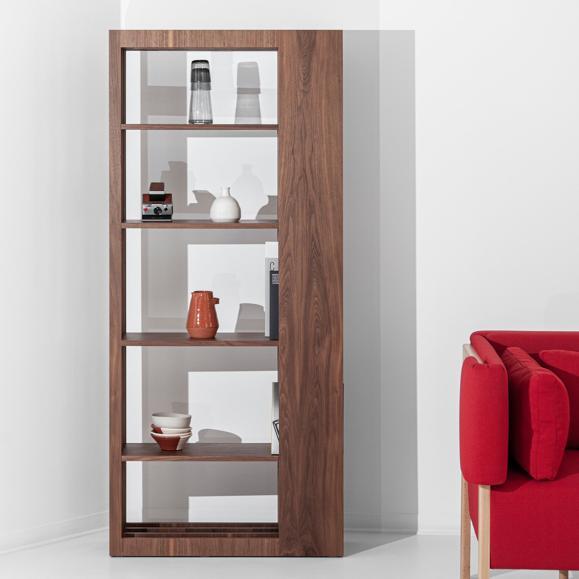 Estante Porventura com estrutura metálica elegante e prateleiras em madeira, solução de arrumação moderna para casa ou escritório.