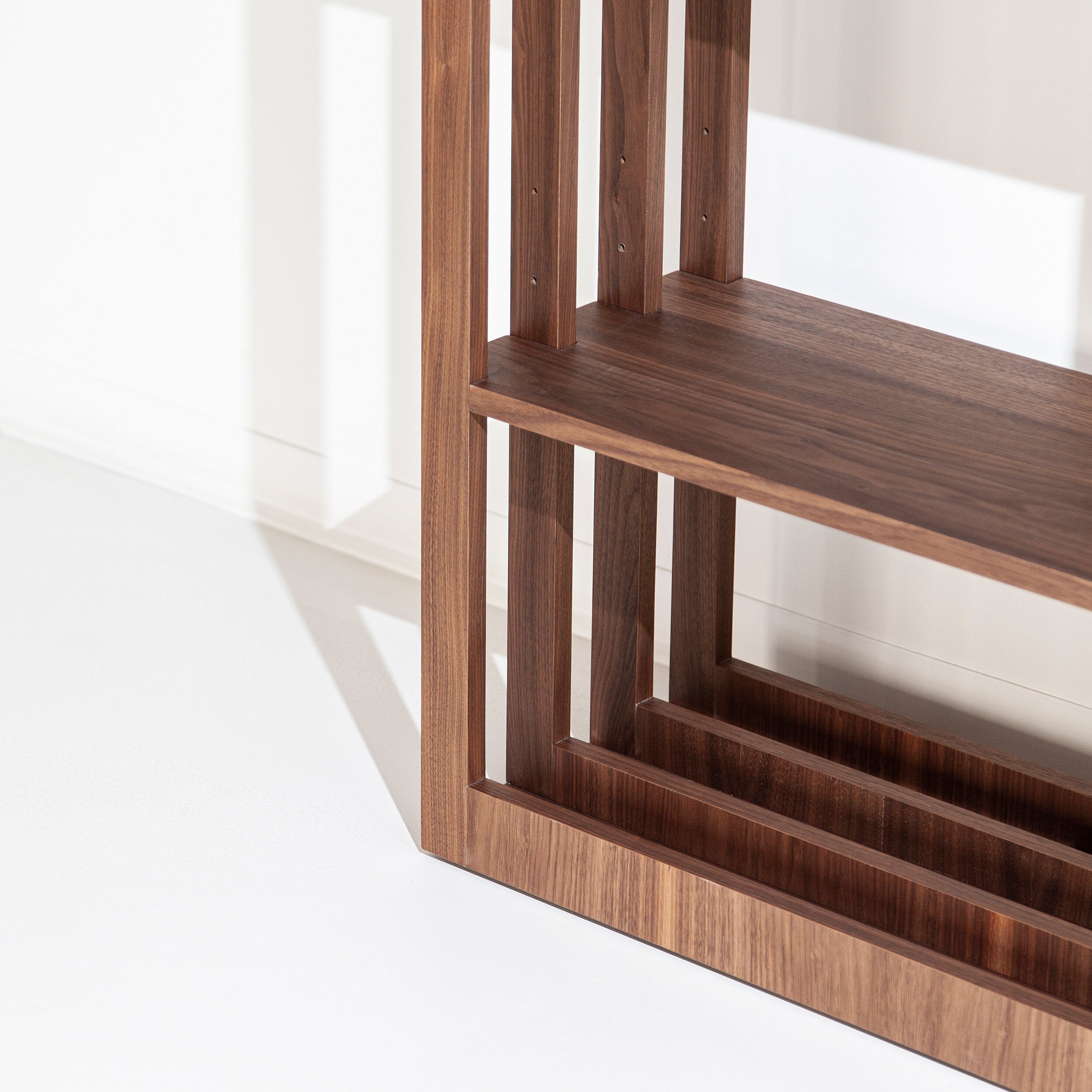 Estante Porventura com um design elegante e minimalista, com várias prateleiras ajustáveis ​​e um acabamento moderno em preto.