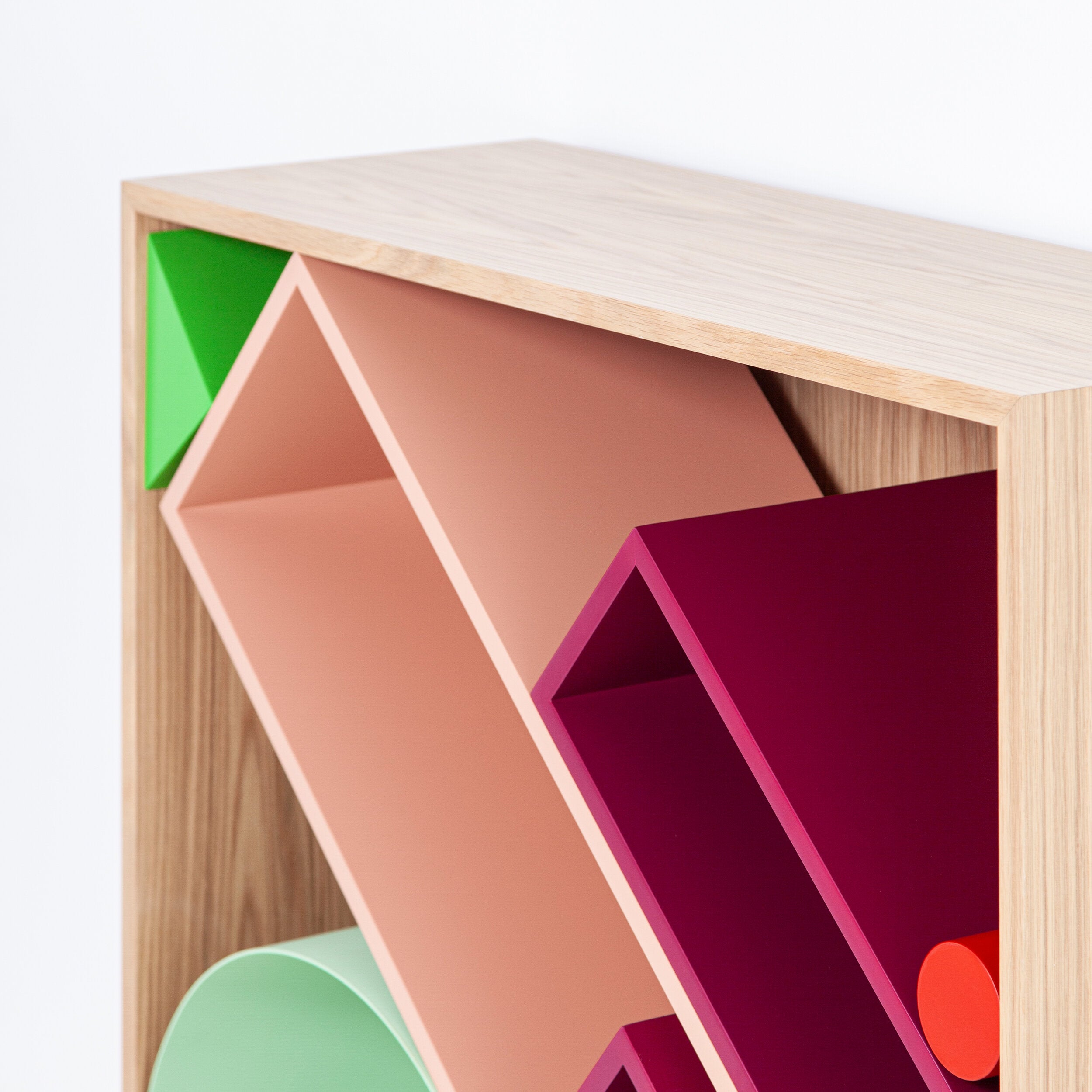 Estante para caixa de areia Porventura com vários compartimentos para arrumação organizada, apresentada num design moderno.