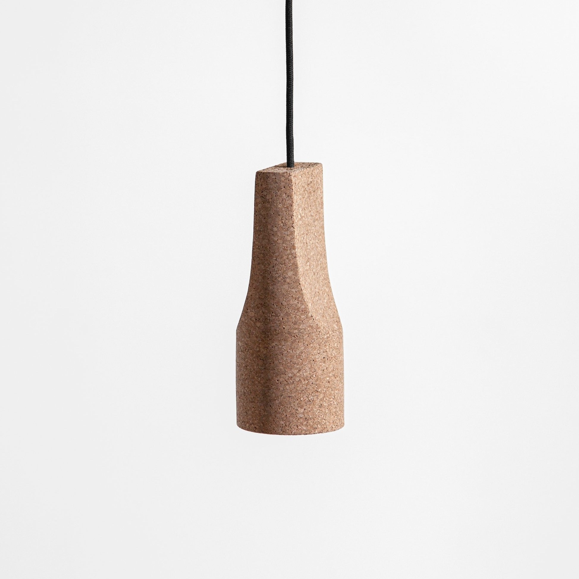 Candeeiro Porventura Slice com um design elegante e moderno, apresentando uma forma suave e curva e uma estética minimalista.