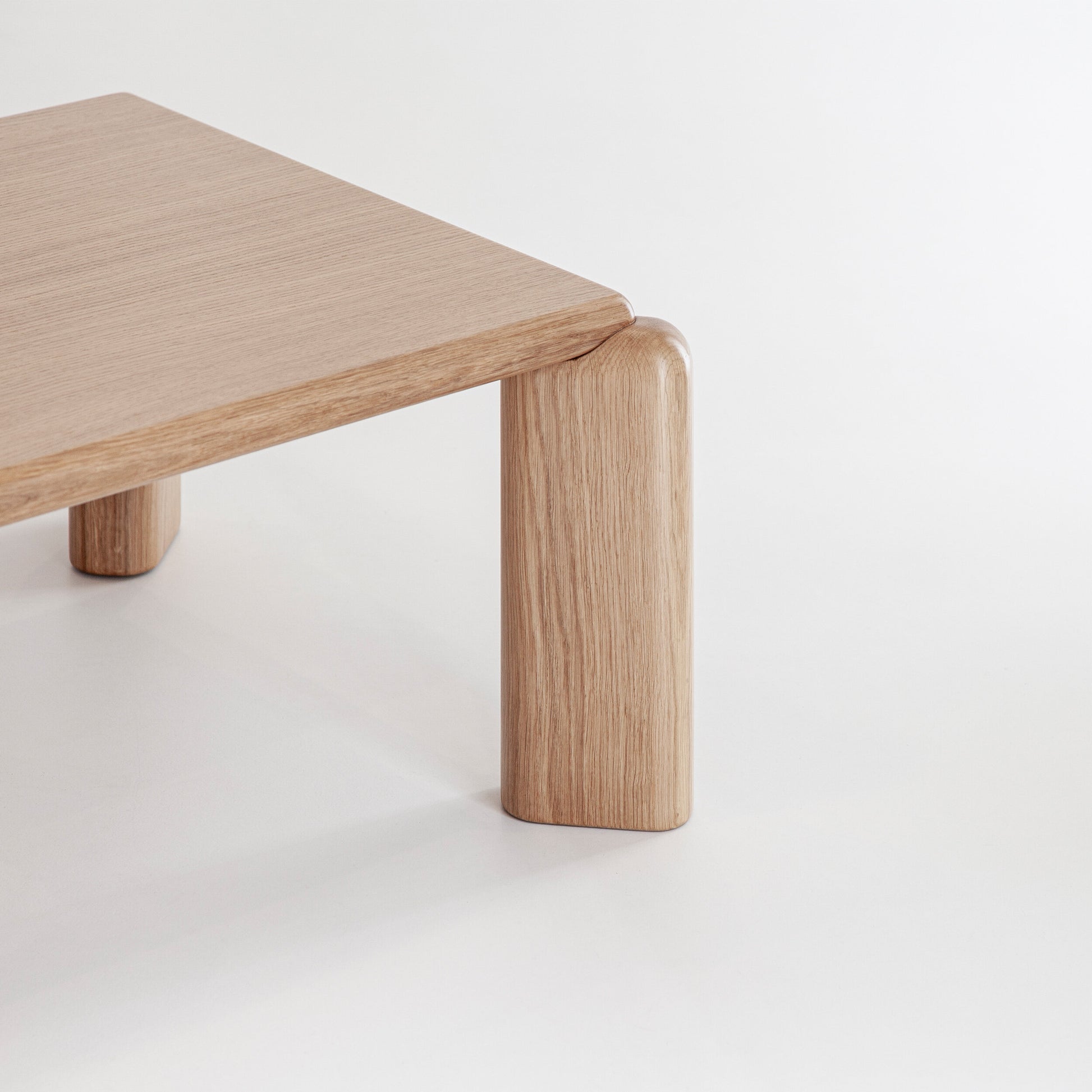 Mesa de centro Porventura Soften com superfície de madeira elegante e design moderno, apresentada num ambiente bem iluminado.