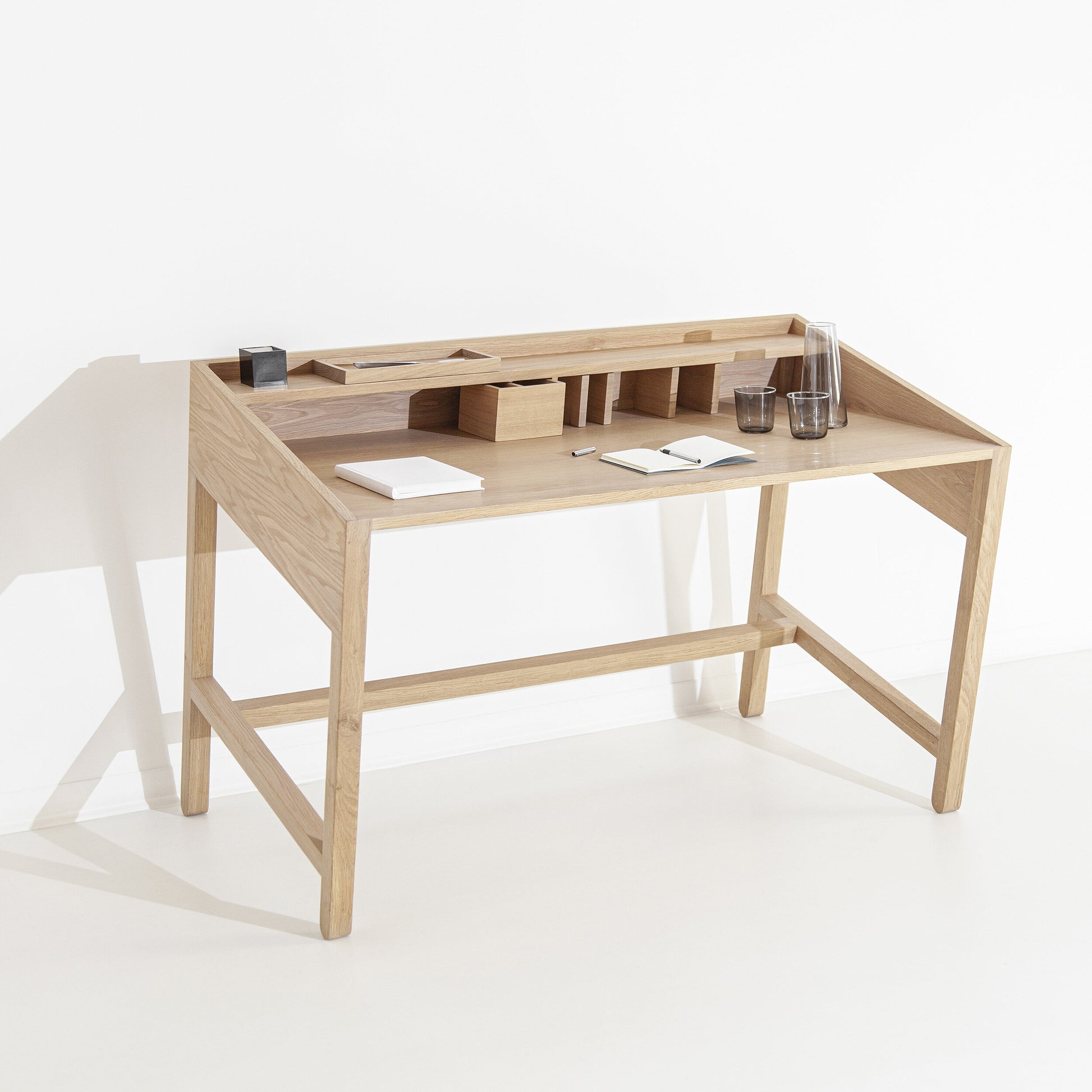 Ceramic torta-shaped table with a sleek surface and modern design, branded by Miguel Soeiro.