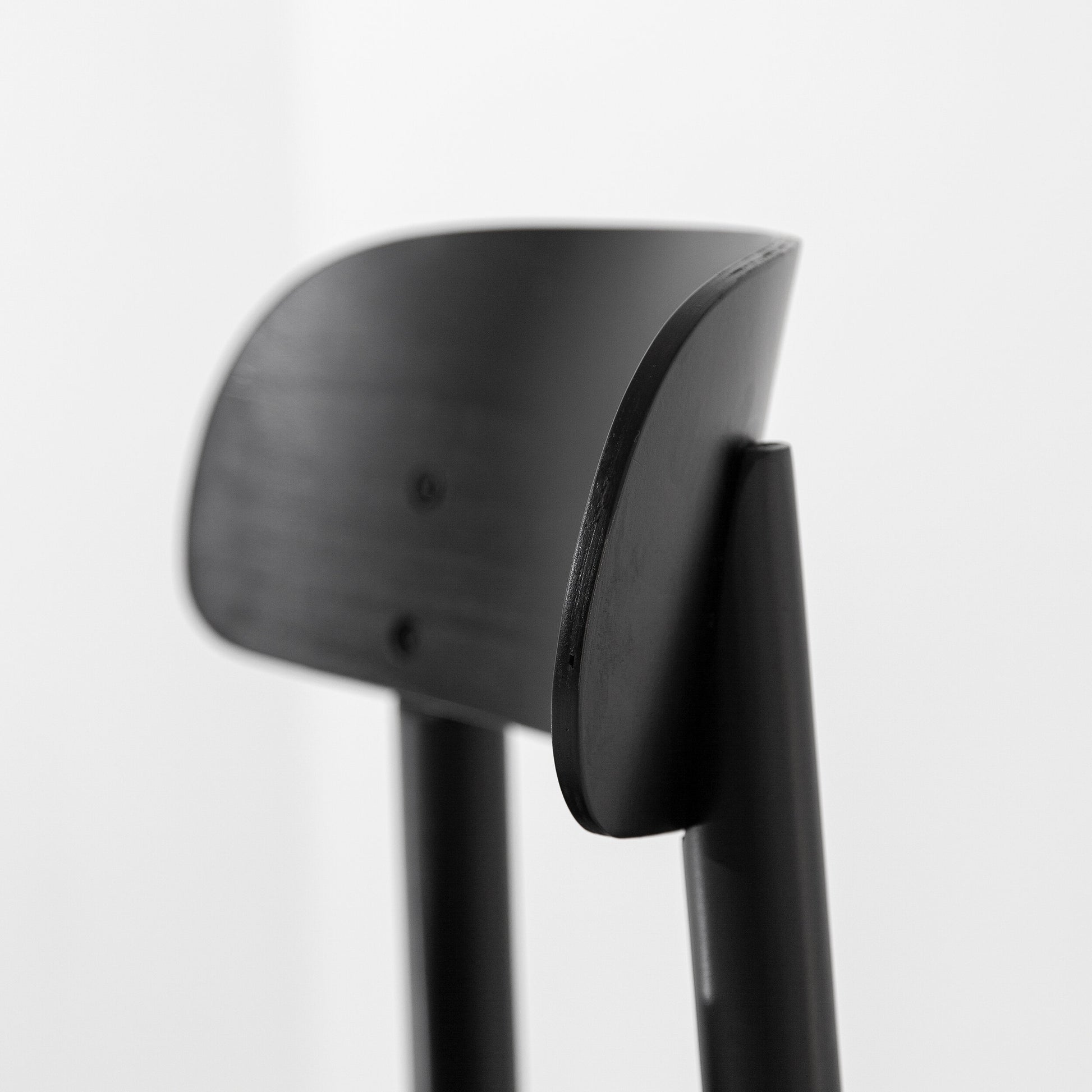 A cadeira Porventura Woody, uma elegante cadeira de madeira com um design moderno, apresenta-se num ambiente bem iluminado.