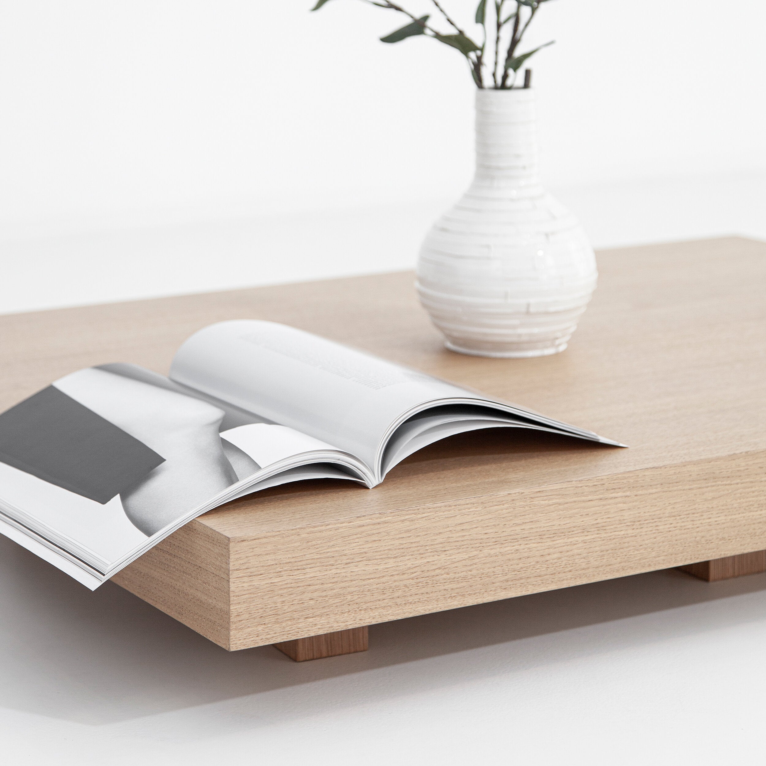 Mesa de centro Porventura Zeus com superfície de madeira elegante e design moderno, vista de cima.