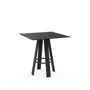A mesa quadrada linear Porventura apresenta um design elegante, exibindo uma mesa moderna feita de material resistente e estilo minimalista.
